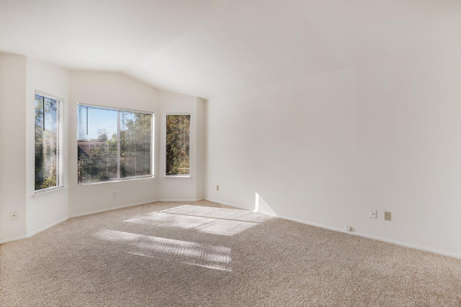 Detail Gallery Image 8 of 31 For 7032 Springmont Dr, Elk Grove,  CA 95758 - 3 Beds | 2/1 Baths