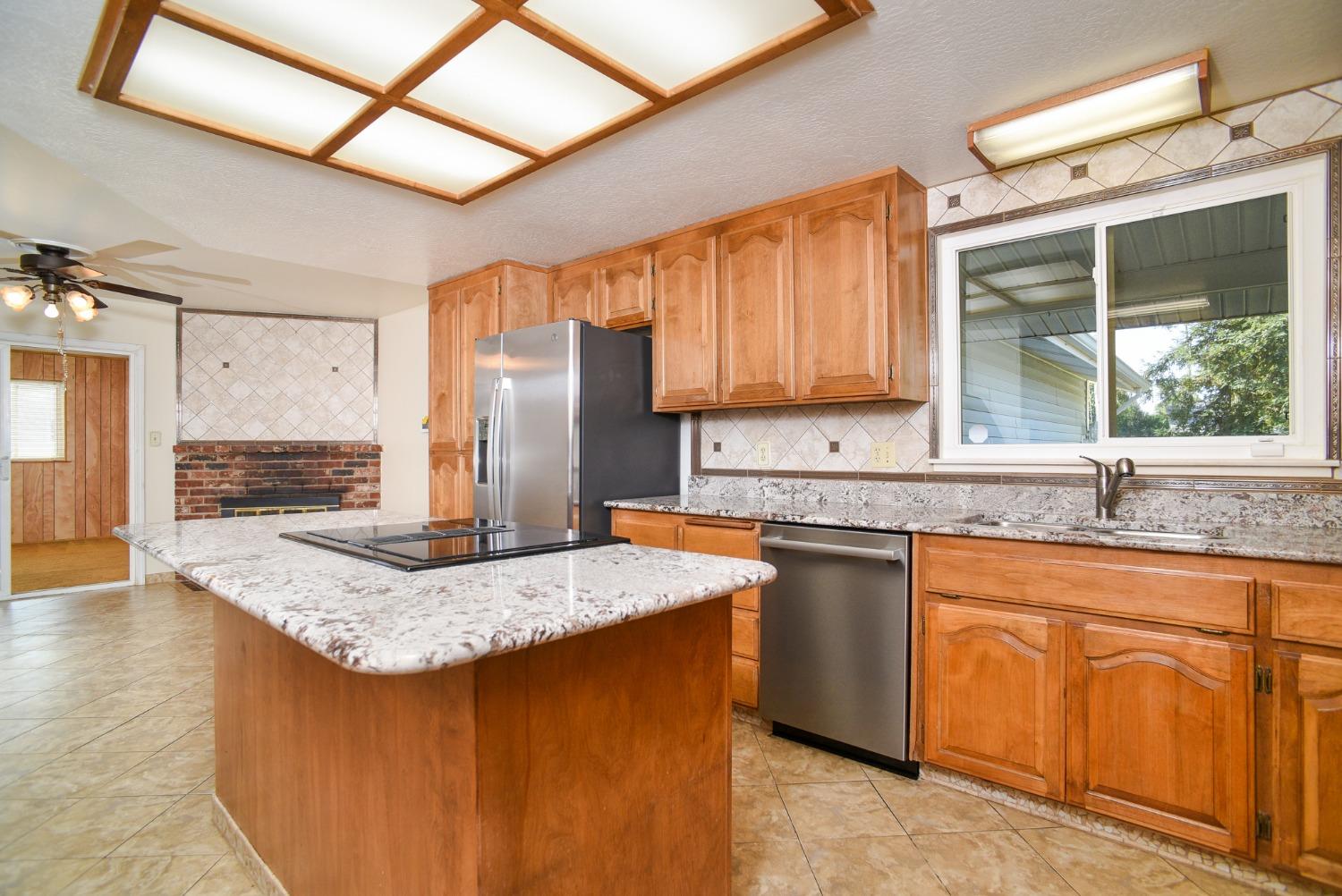 Detail Gallery Image 6 of 27 For 9049 Rosewood Dr, Sacramento,  CA 95826 - 3 Beds | 2 Baths