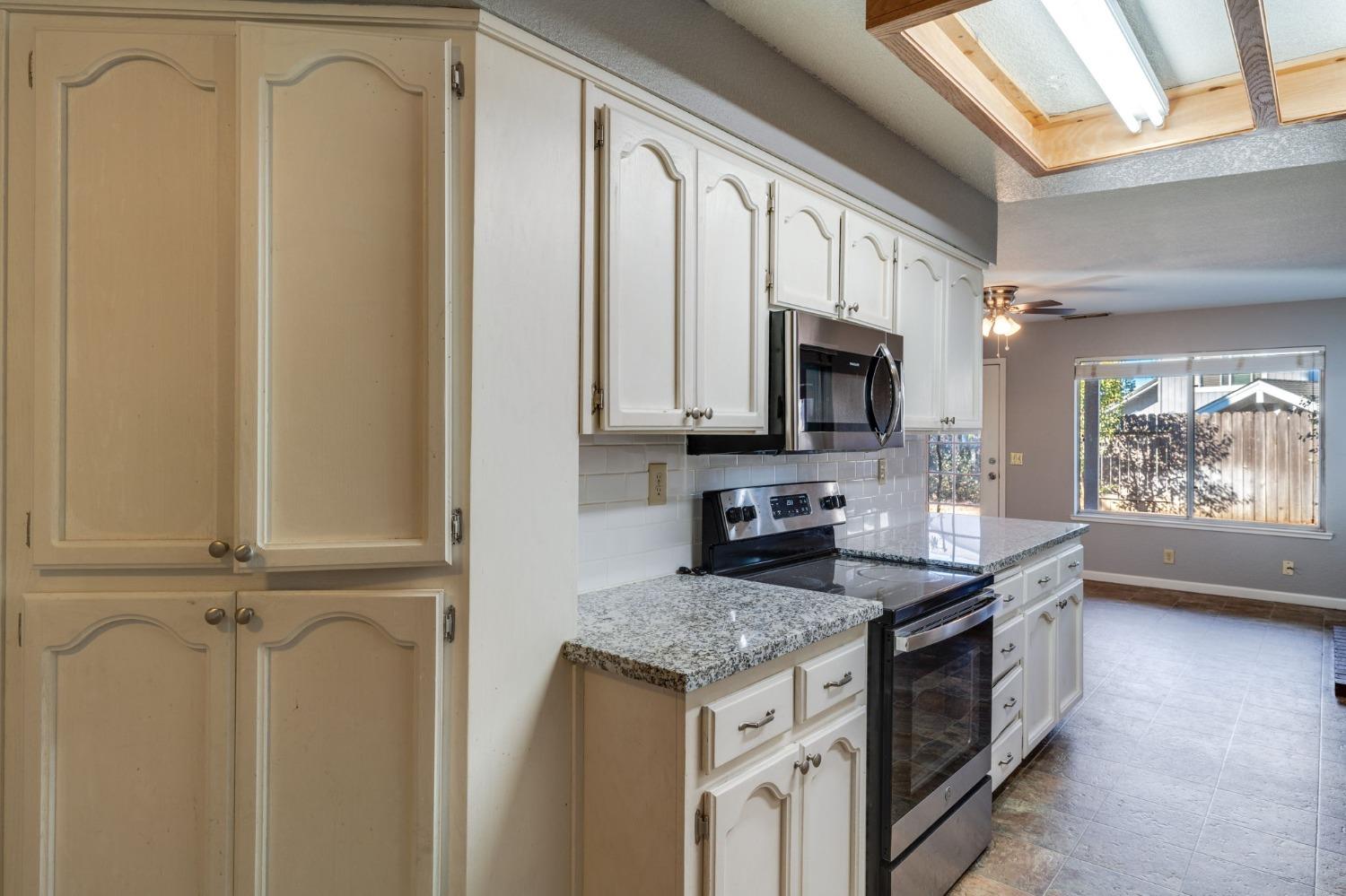 Detail Gallery Image 18 of 70 For 4123 Pebble Oaks Ct, Antelope,  CA 95843 - 4 Beds | 2/1 Baths