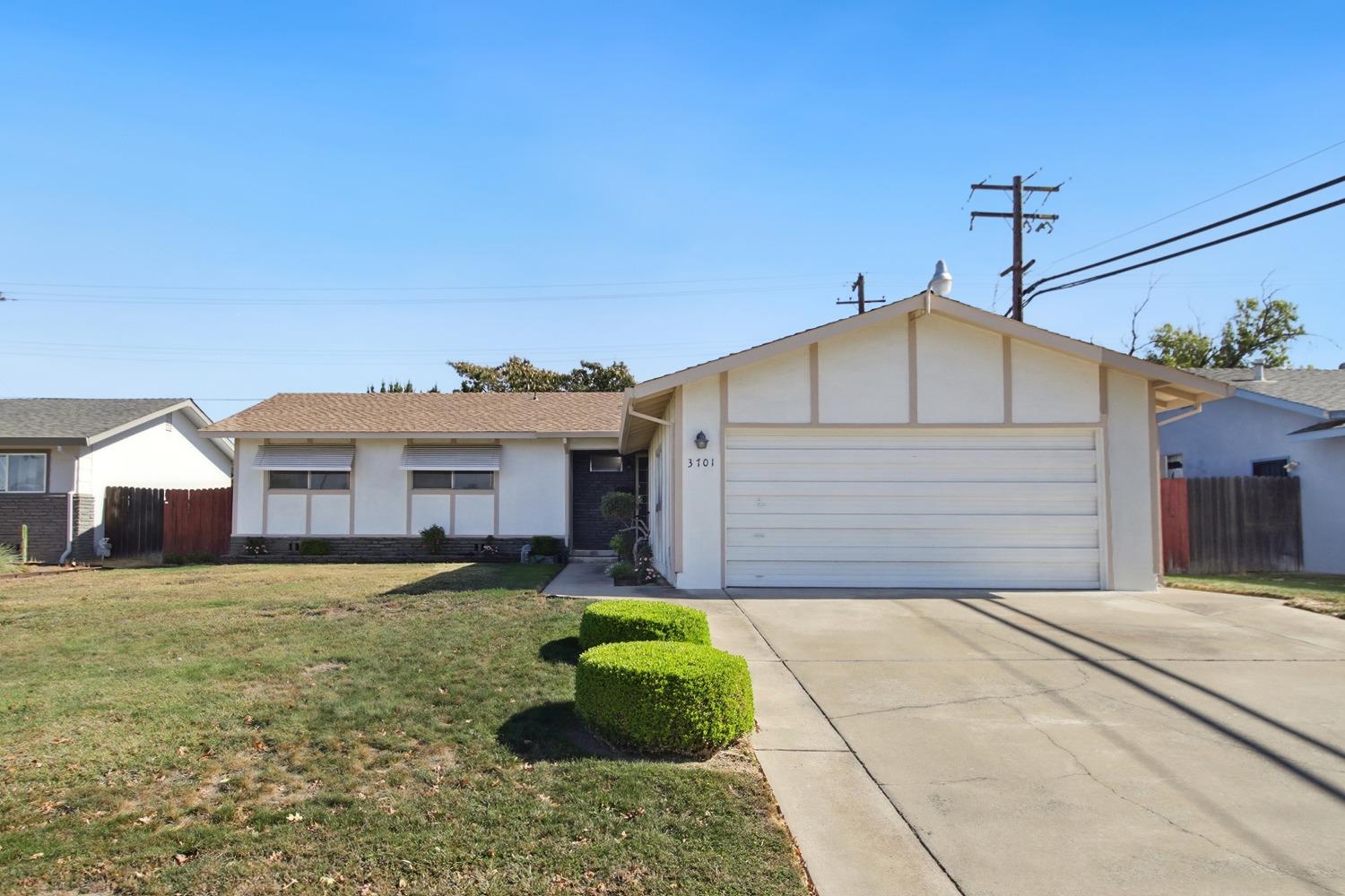 Detail Gallery Image 1 of 36 For 3701 Thornhill Dr, Sacramento,  CA 95826 - 4 Beds | 2 Baths