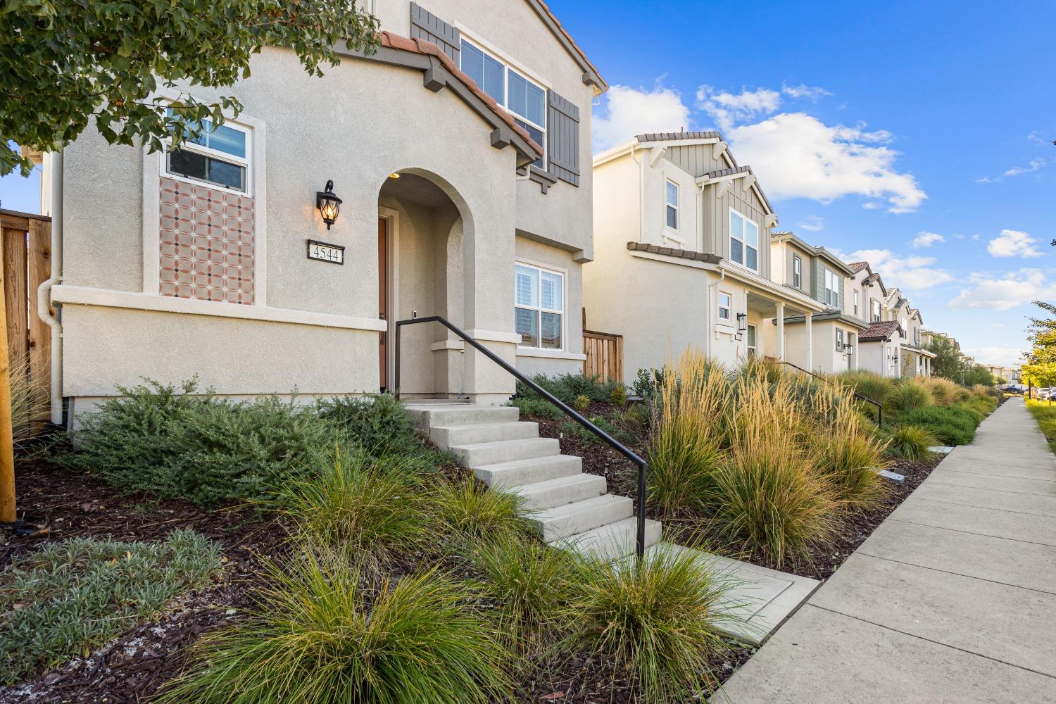 Detail Gallery Image 4 of 34 For 4544 Juneberry Dr, Sacramento,  CA 95834 - 3 Beds | 2/1 Baths