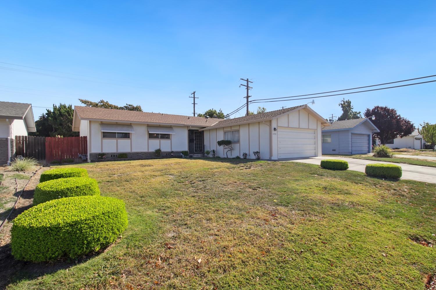 Detail Gallery Image 2 of 36 For 3701 Thornhill Dr, Sacramento,  CA 95826 - 4 Beds | 2 Baths