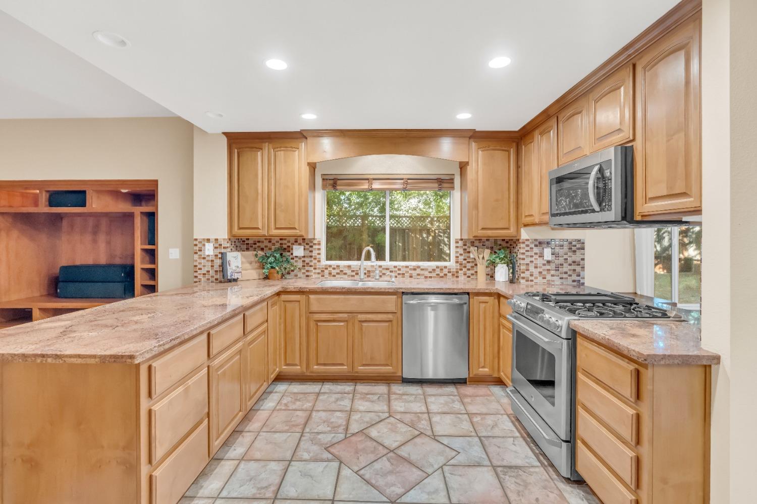 Detail Gallery Image 12 of 34 For 8505 Wedgestone Ct, Antelope,  CA 95843 - 3 Beds | 2/1 Baths