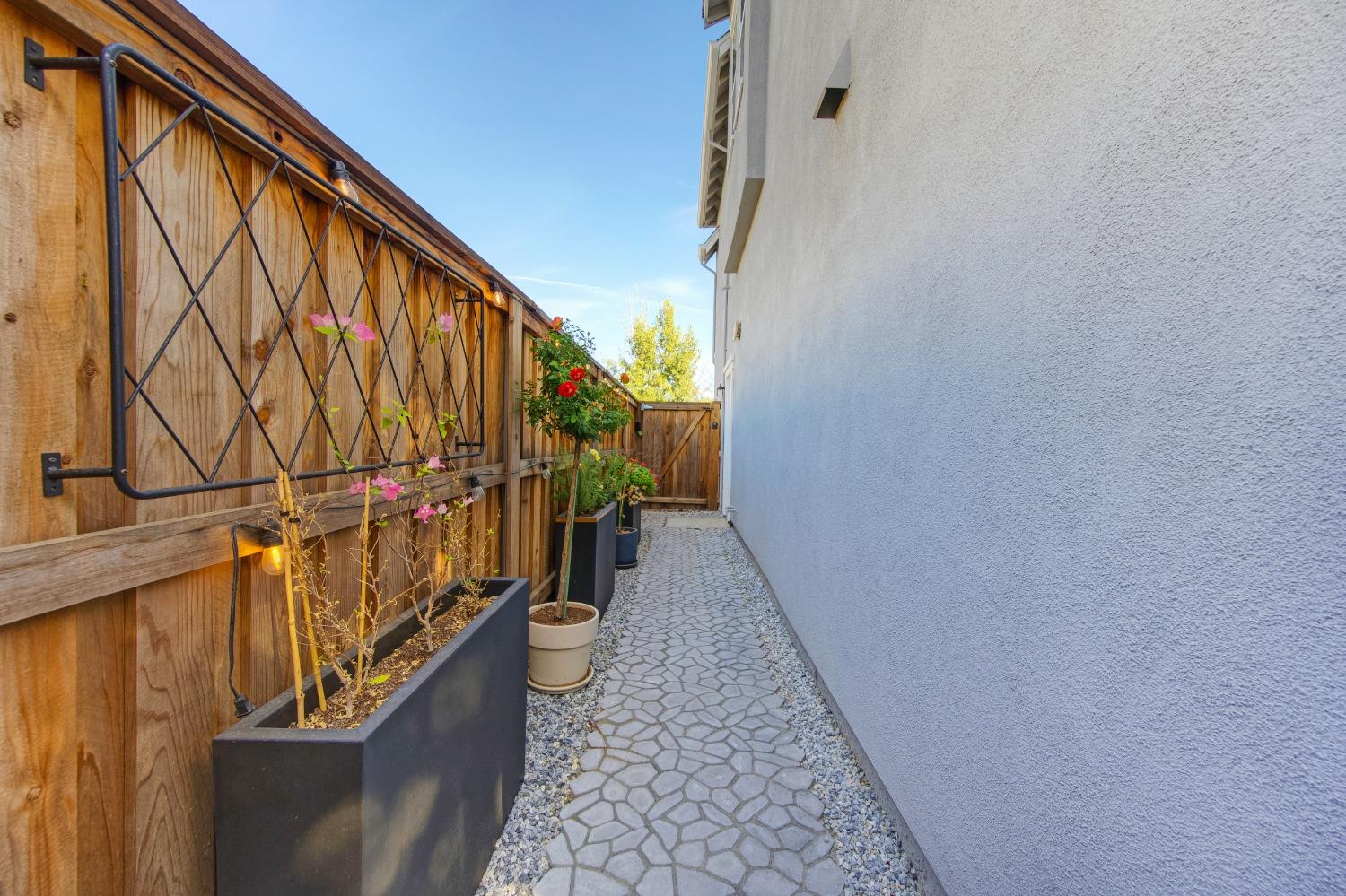 Detail Gallery Image 52 of 62 For 7568 Twin Bridges Ln, Citrus Heights,  CA 95610 - 3 Beds | 2/1 Baths