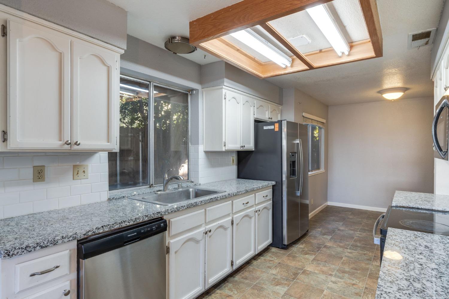 Detail Gallery Image 16 of 70 For 4123 Pebble Oaks Ct, Antelope,  CA 95843 - 4 Beds | 2/1 Baths