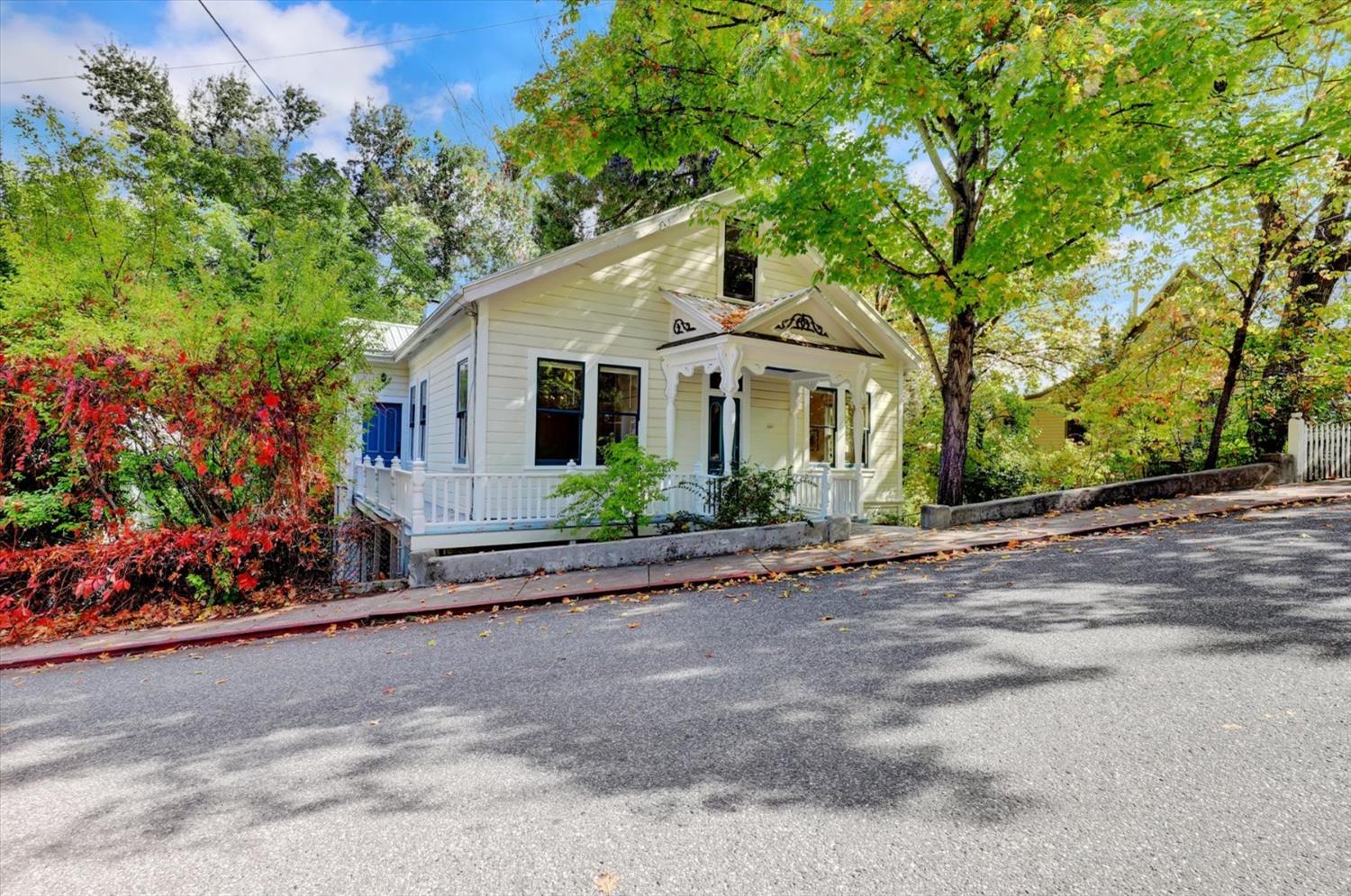 Detail Gallery Image 4 of 69 For 568 E Broad St, Nevada City,  CA 95959 - 3 Beds | 3 Baths