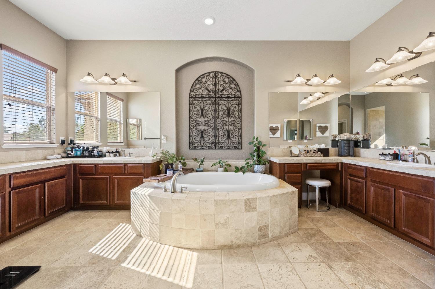 Detail Gallery Image 20 of 36 For 6717 Caprezzo Way, Elk Grove,  CA 95757 - 5 Beds | 4/1 Baths