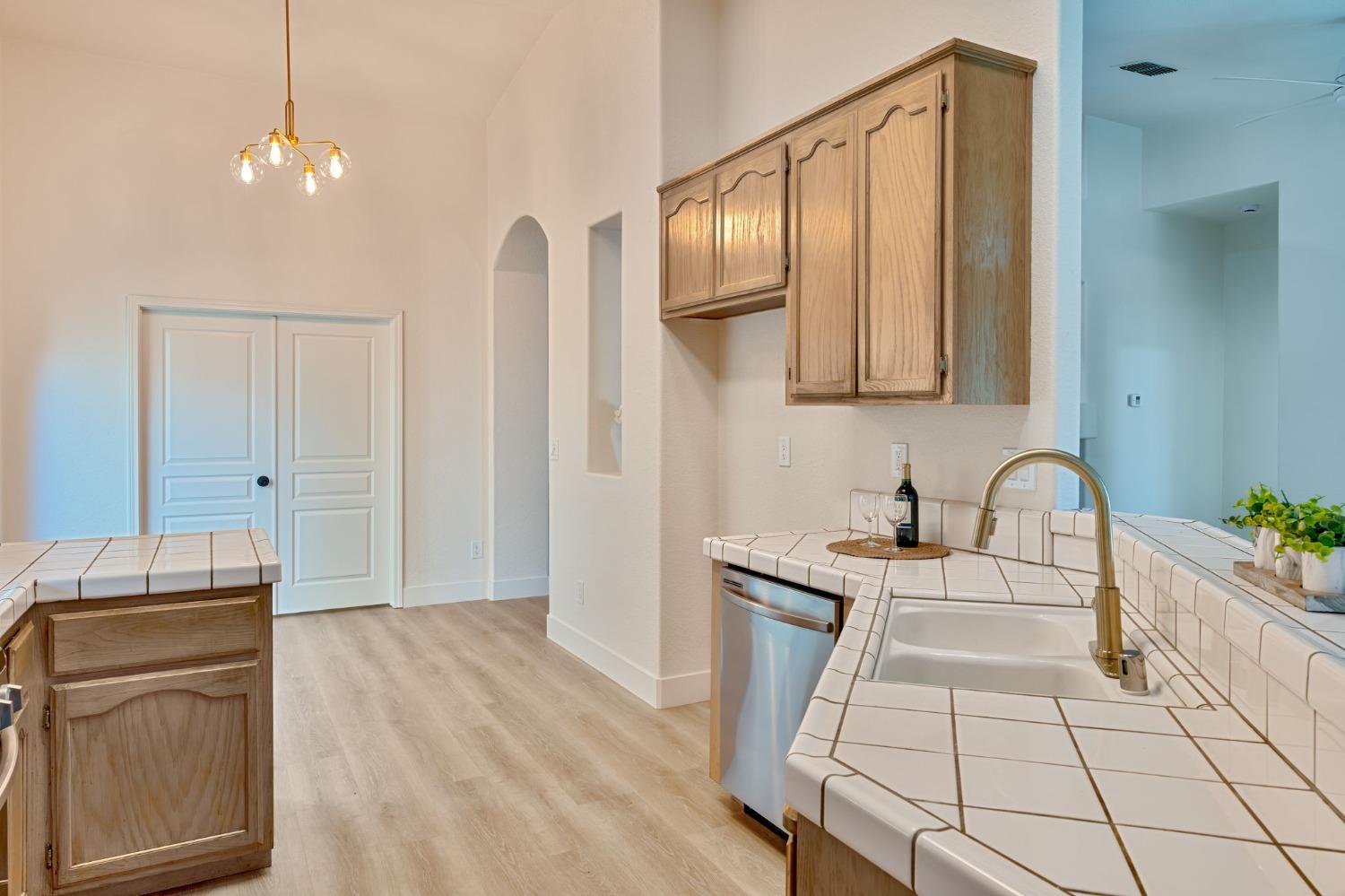 Detail Gallery Image 13 of 39 For 7621 Suncove Lane, Sacramento,  CA 95828 - 3 Beds | 2 Baths