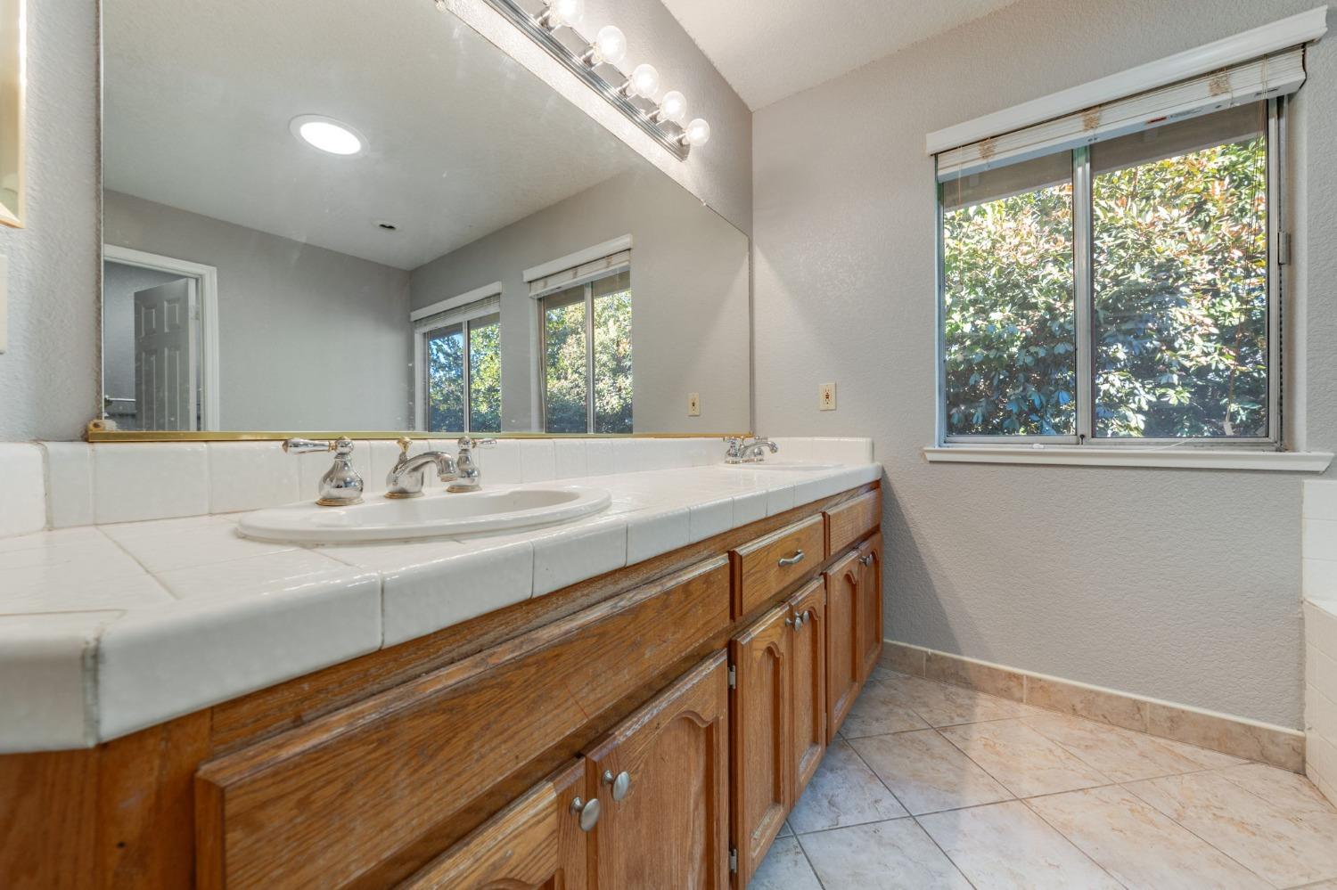 Detail Gallery Image 24 of 70 For 4123 Pebble Oaks Ct, Antelope,  CA 95843 - 4 Beds | 2/1 Baths