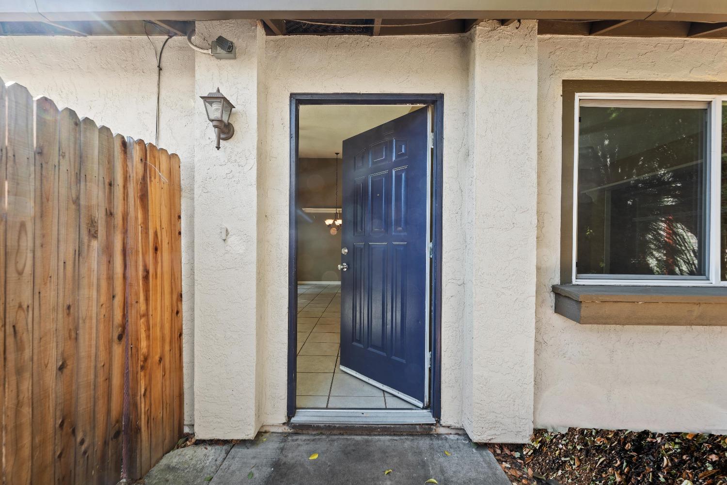 Detail Gallery Image 4 of 53 For 1236 Andalusia Dr, Sacramento,  CA 95833 - 2 Beds | 2 Baths