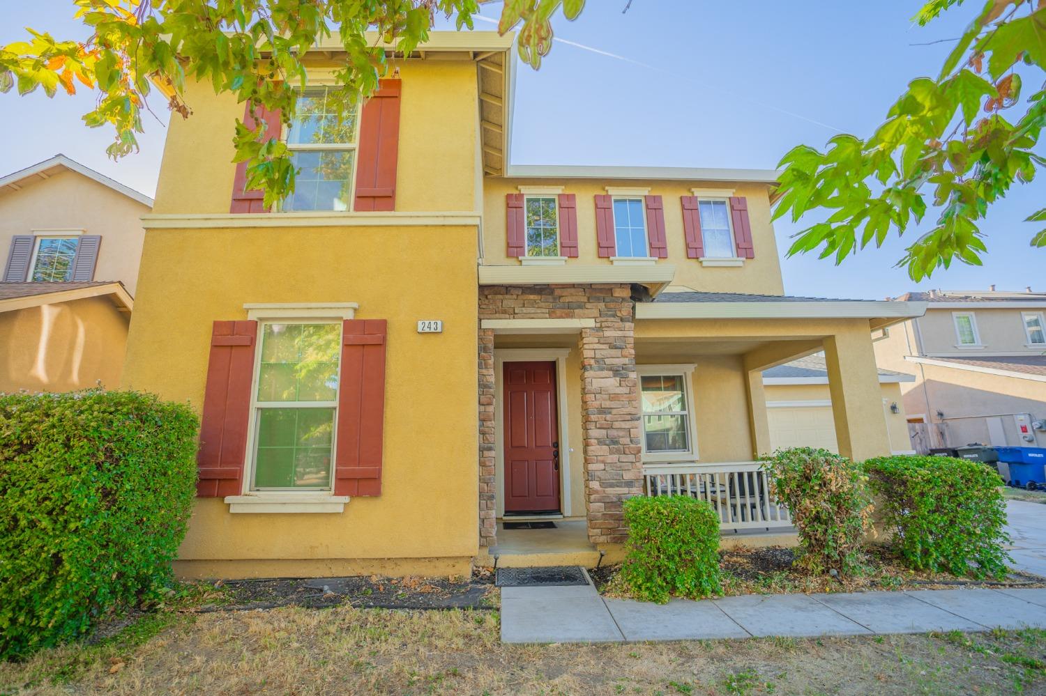 Detail Gallery Image 2 of 47 For 243 Cherry Blossom Ln, Patterson,  CA 95363 - 5 Beds | 3 Baths