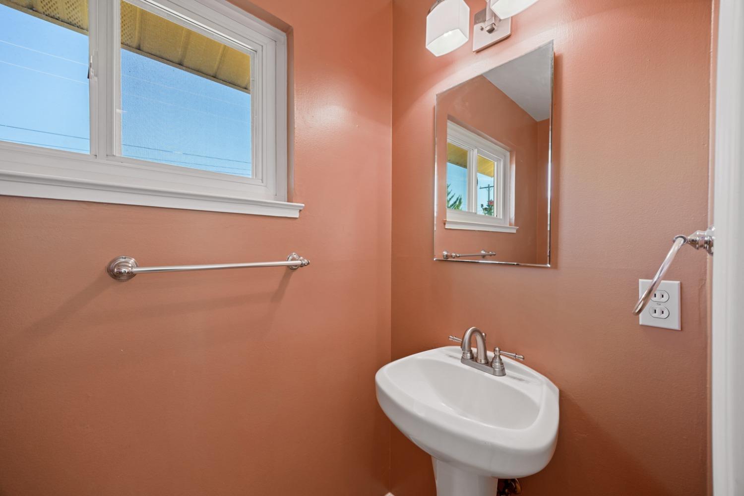 Detail Gallery Image 15 of 30 For 7129 Thomas Dr, North Highlands,  CA 95660 - 3 Beds | 1/1 Baths