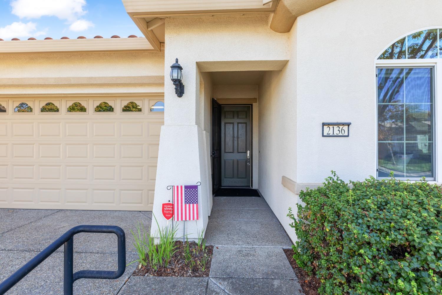 Detail Gallery Image 2 of 38 For 2136 Land End Loop, Roseville,  CA 95747 - 3 Beds | 2 Baths