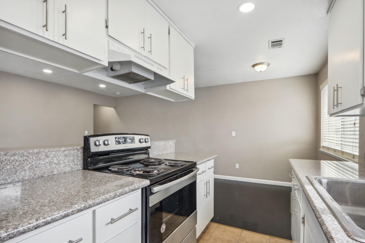 Detail Gallery Image 7 of 27 For 4415 Calandria St #4,  Stockton,  CA 95207 - 2 Beds | 1 Baths