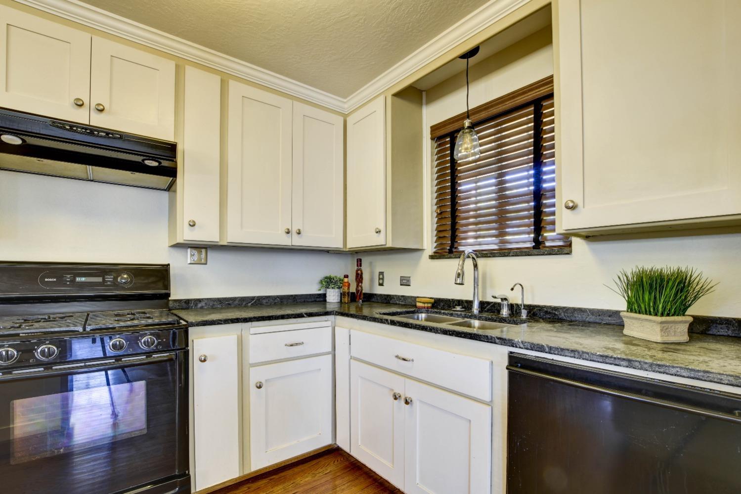 Detail Gallery Image 5 of 21 For 1753 Olympus Dr, Sacramento,  CA 95864 - 3 Beds | 2 Baths