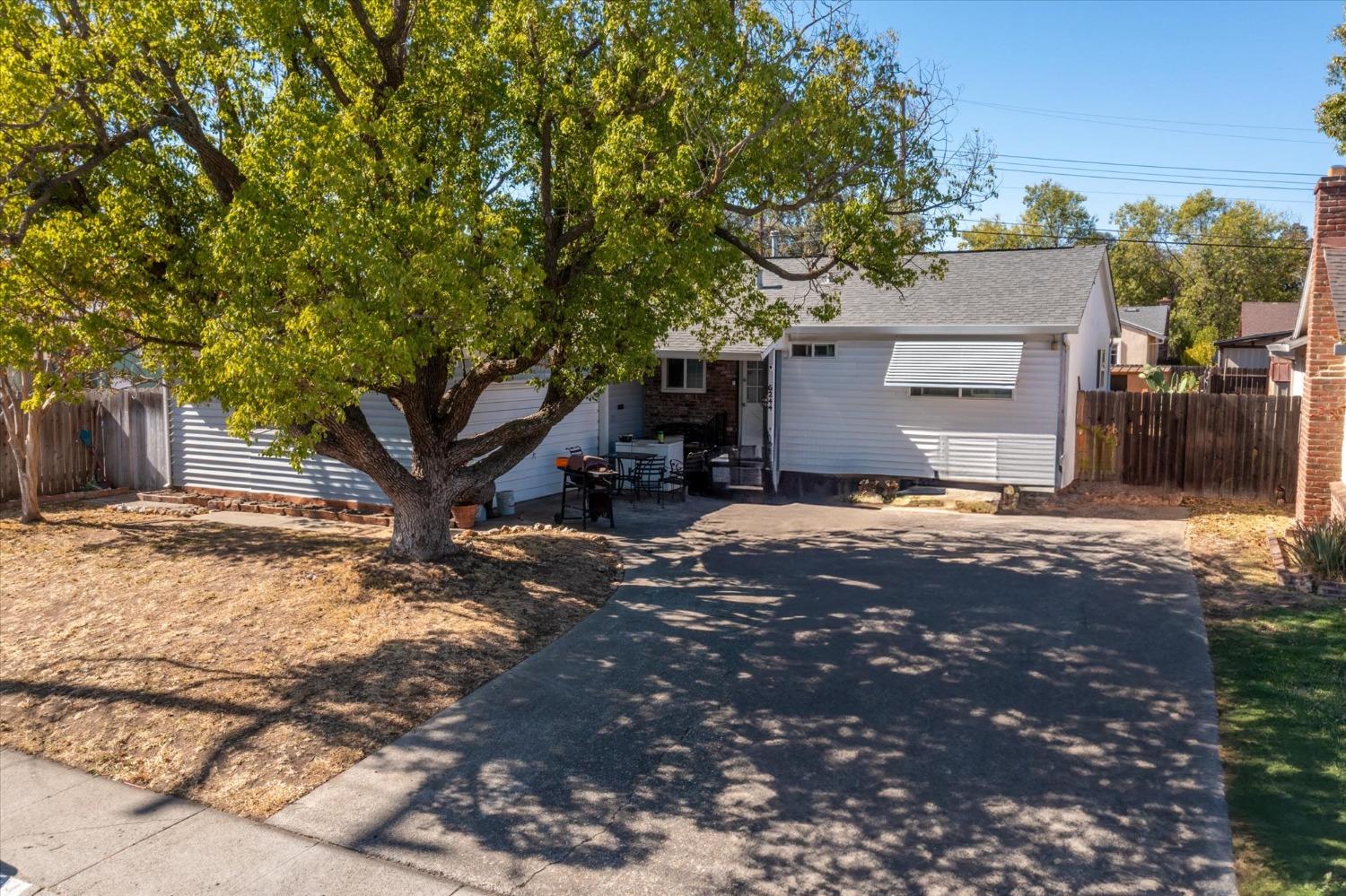 Detail Gallery Image 1 of 15 For 6244 44th St, Sacramento,  CA 95824 - 3 Beds | 2 Baths