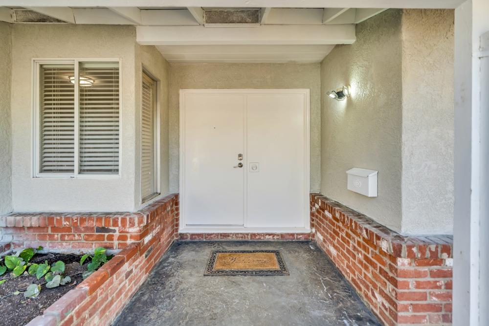 Detail Gallery Image 4 of 49 For 6160 Denslow Way, Sacramento,  CA 95823 - 4 Beds | 2 Baths