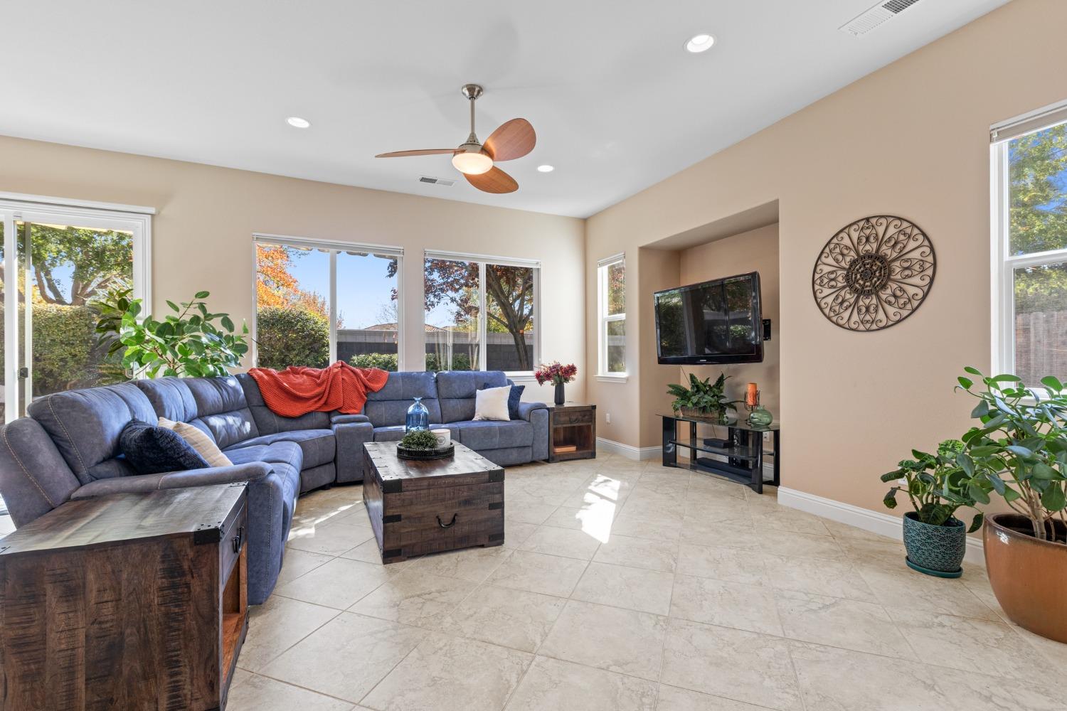 Detail Gallery Image 18 of 38 For 2136 Land End Loop, Roseville,  CA 95747 - 3 Beds | 2 Baths