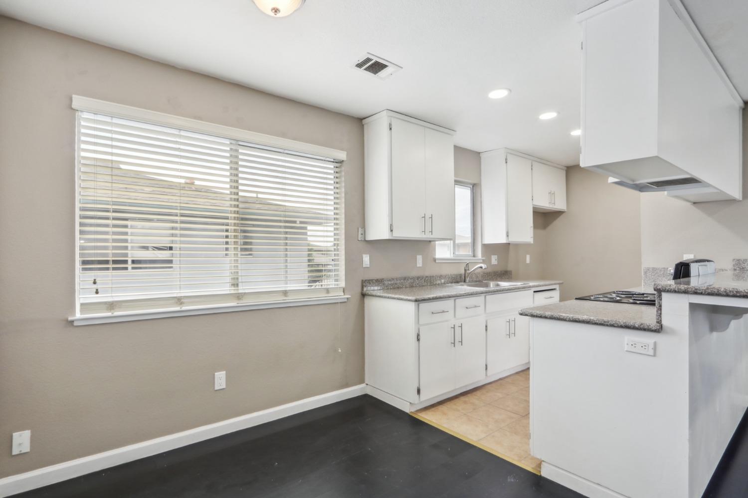 Detail Gallery Image 3 of 27 For 4415 Calandria St #4,  Stockton,  CA 95207 - 2 Beds | 1 Baths