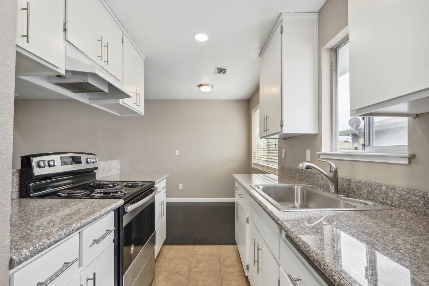 Detail Gallery Image 8 of 27 For 4415 Calandria St #4,  Stockton,  CA 95207 - 2 Beds | 1 Baths