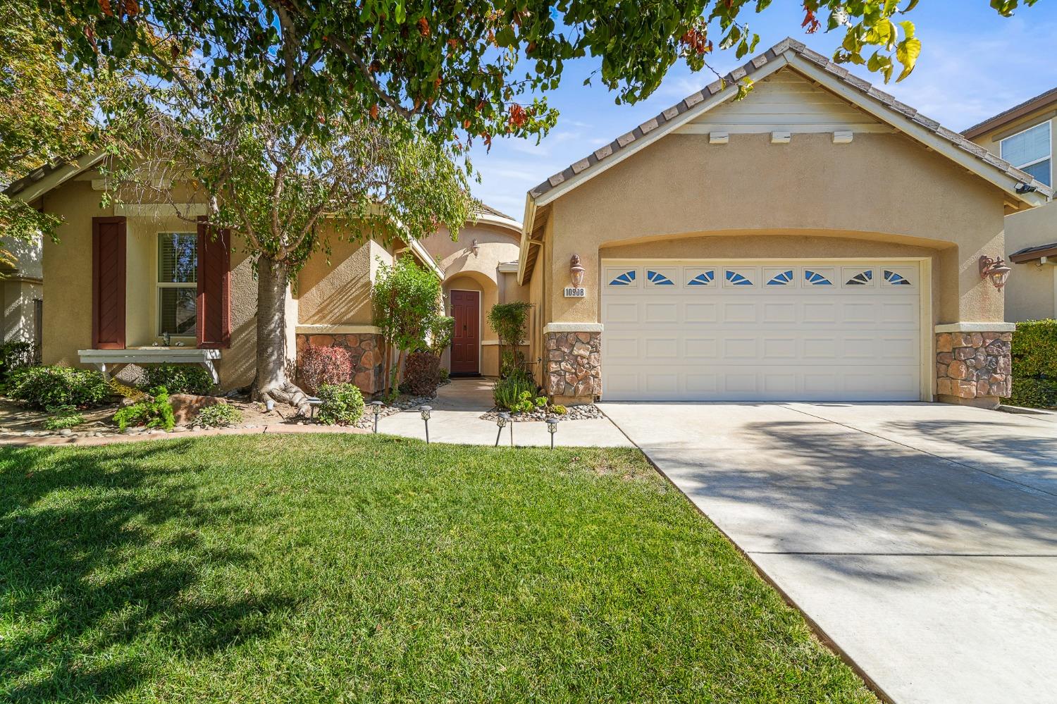 Detail Gallery Image 1 of 41 For 10908 Lakemore Ln, Stockton,  CA 95219 - 4 Beds | 3 Baths