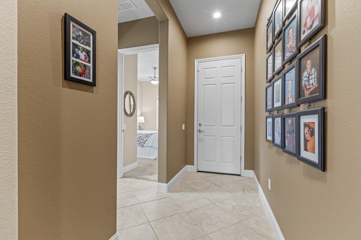 Detail Gallery Image 4 of 38 For 2136 Land End Loop, Roseville,  CA 95747 - 3 Beds | 2 Baths