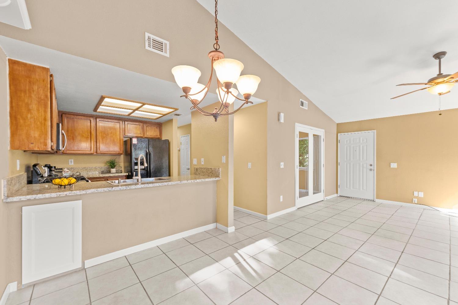 Detail Gallery Image 13 of 53 For 1236 Andalusia Dr, Sacramento,  CA 95833 - 2 Beds | 2 Baths