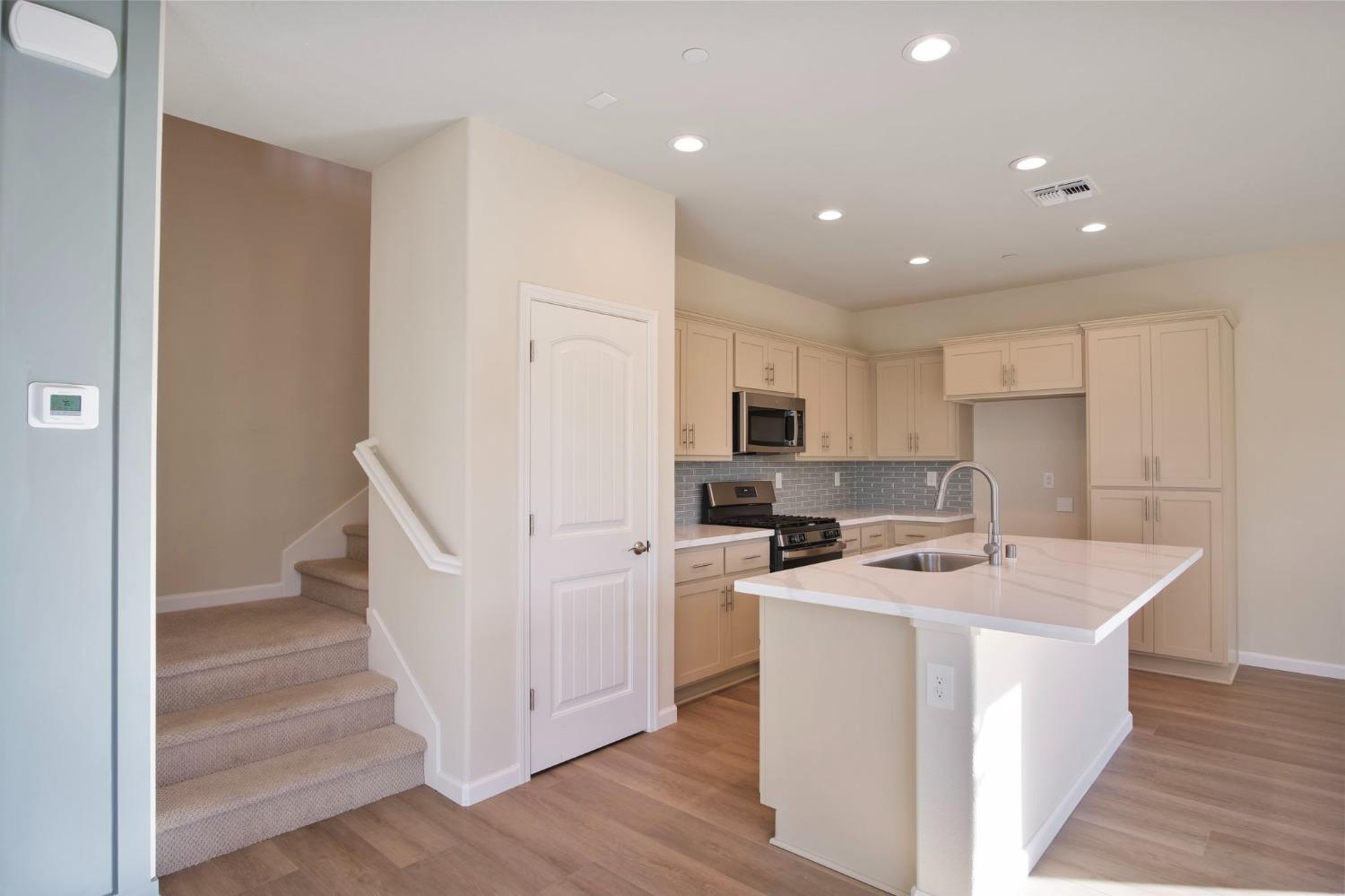 Detail Gallery Image 6 of 25 For 3909 Enchantment Ln, Turlock,  CA 95382 - 3 Beds | 2/1 Baths