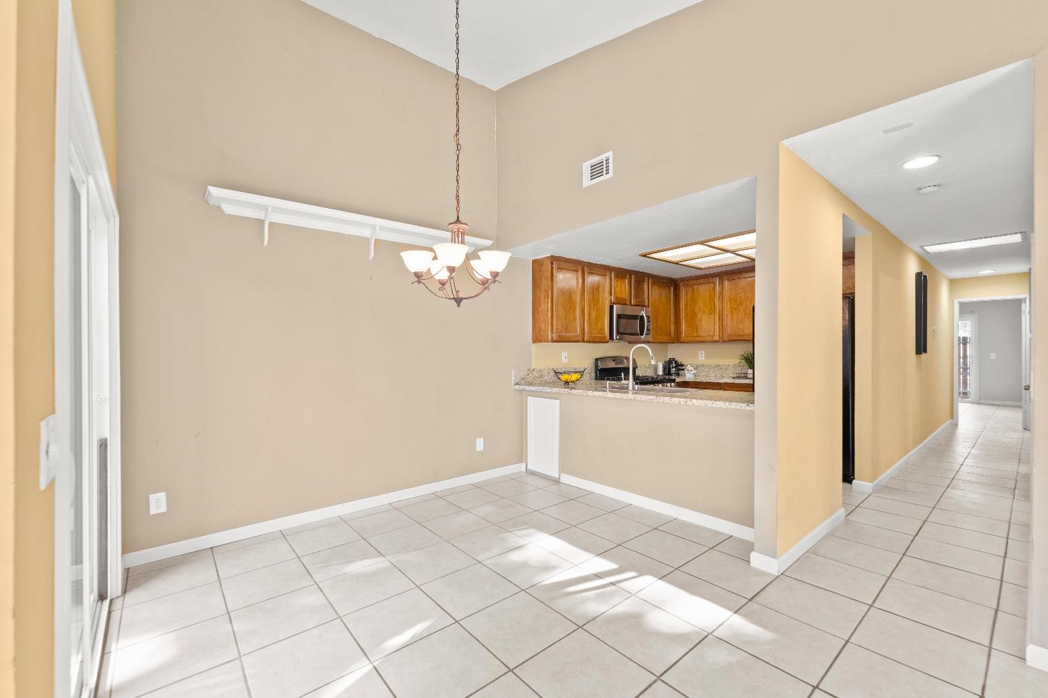 Detail Gallery Image 11 of 53 For 1236 Andalusia Dr, Sacramento,  CA 95833 - 2 Beds | 2 Baths