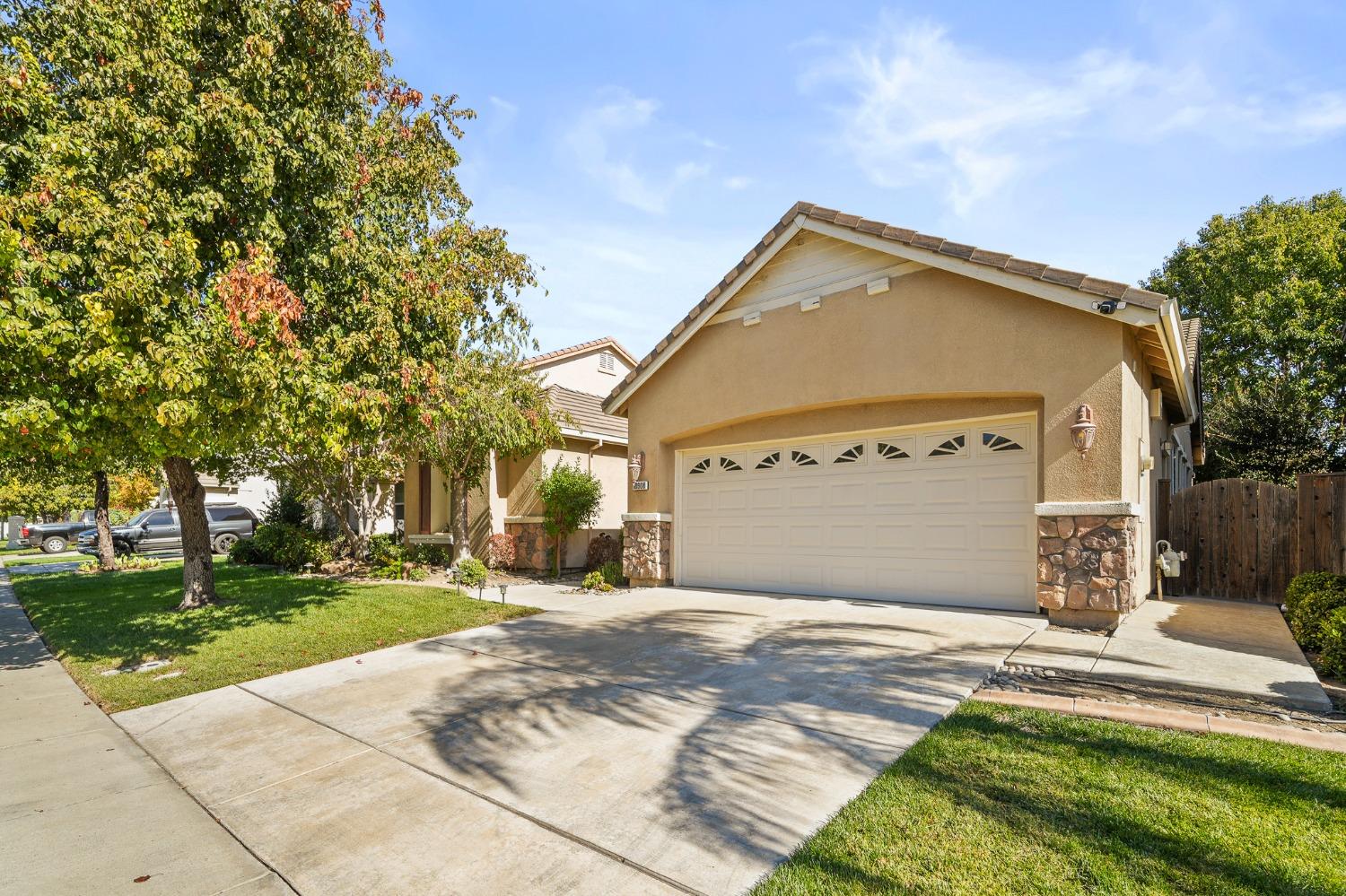 Detail Gallery Image 4 of 41 For 10908 Lakemore Ln, Stockton,  CA 95219 - 4 Beds | 3 Baths