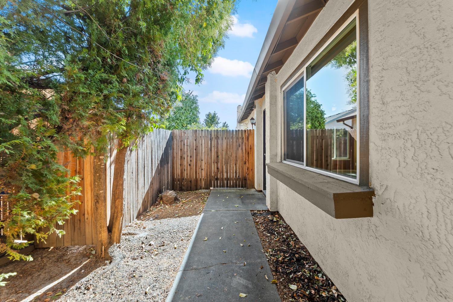 Detail Gallery Image 2 of 53 For 1236 Andalusia Dr, Sacramento,  CA 95833 - 2 Beds | 2 Baths