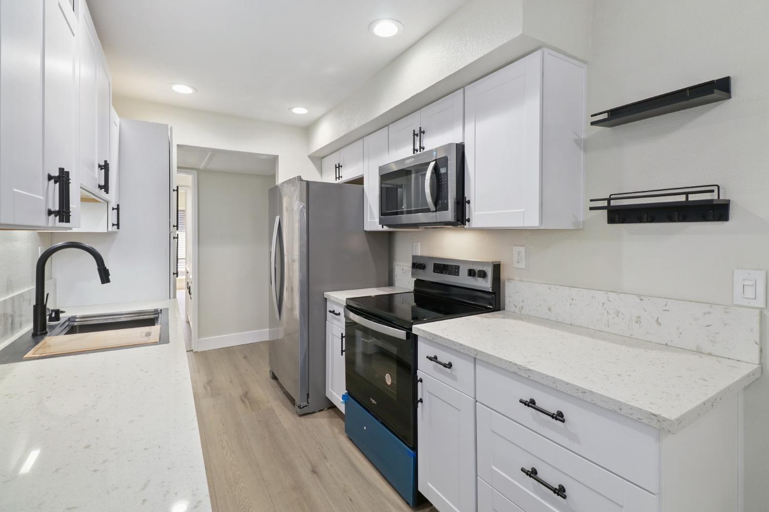 Detail Gallery Image 24 of 68 For 2408 Larkspur Ln #248,  Sacramento,  CA 95825 - 2 Beds | 1/1 Baths