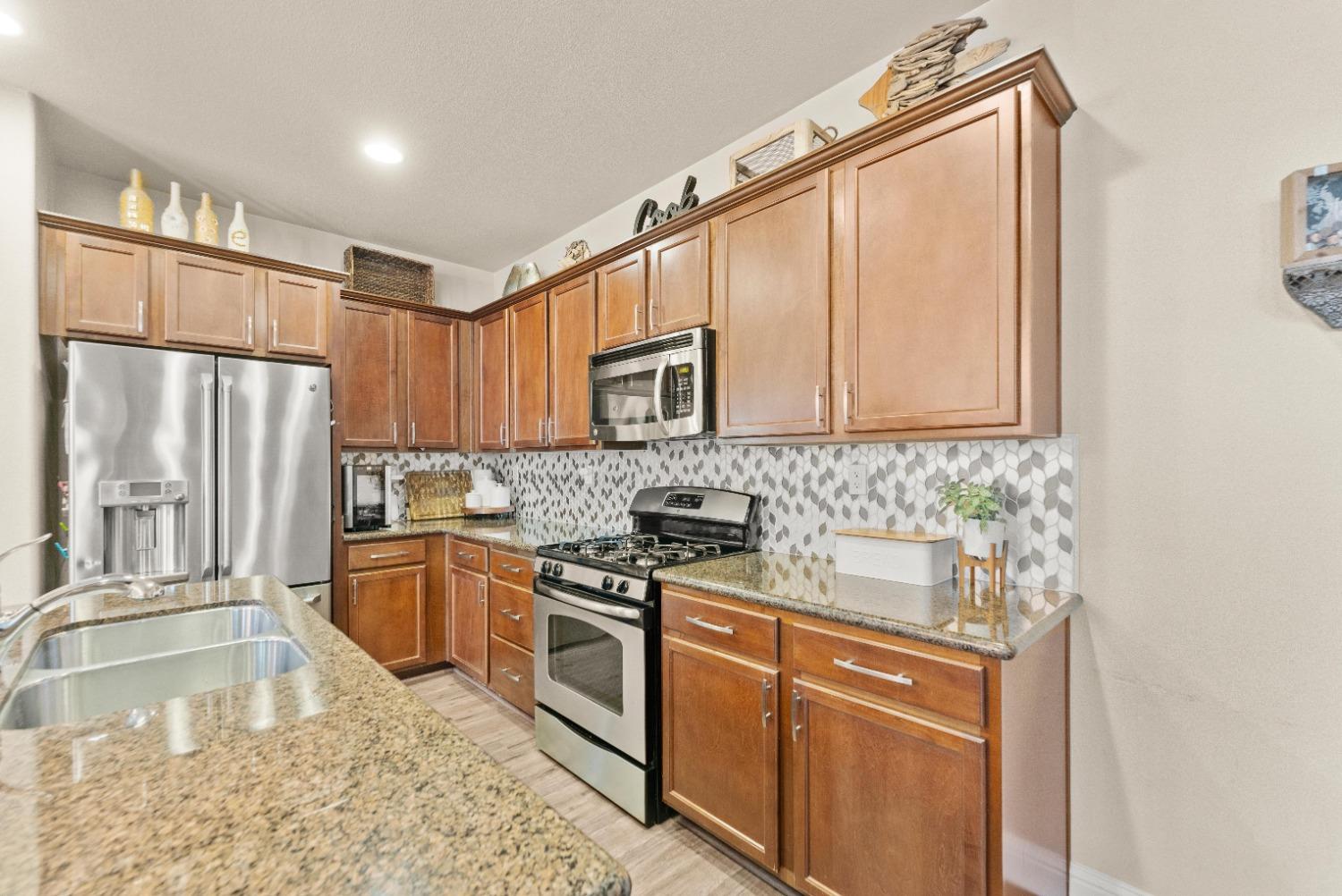 Detail Gallery Image 8 of 58 For 103 Talmont Cir, Roseville,  CA 95678 - 3 Beds | 2/1 Baths