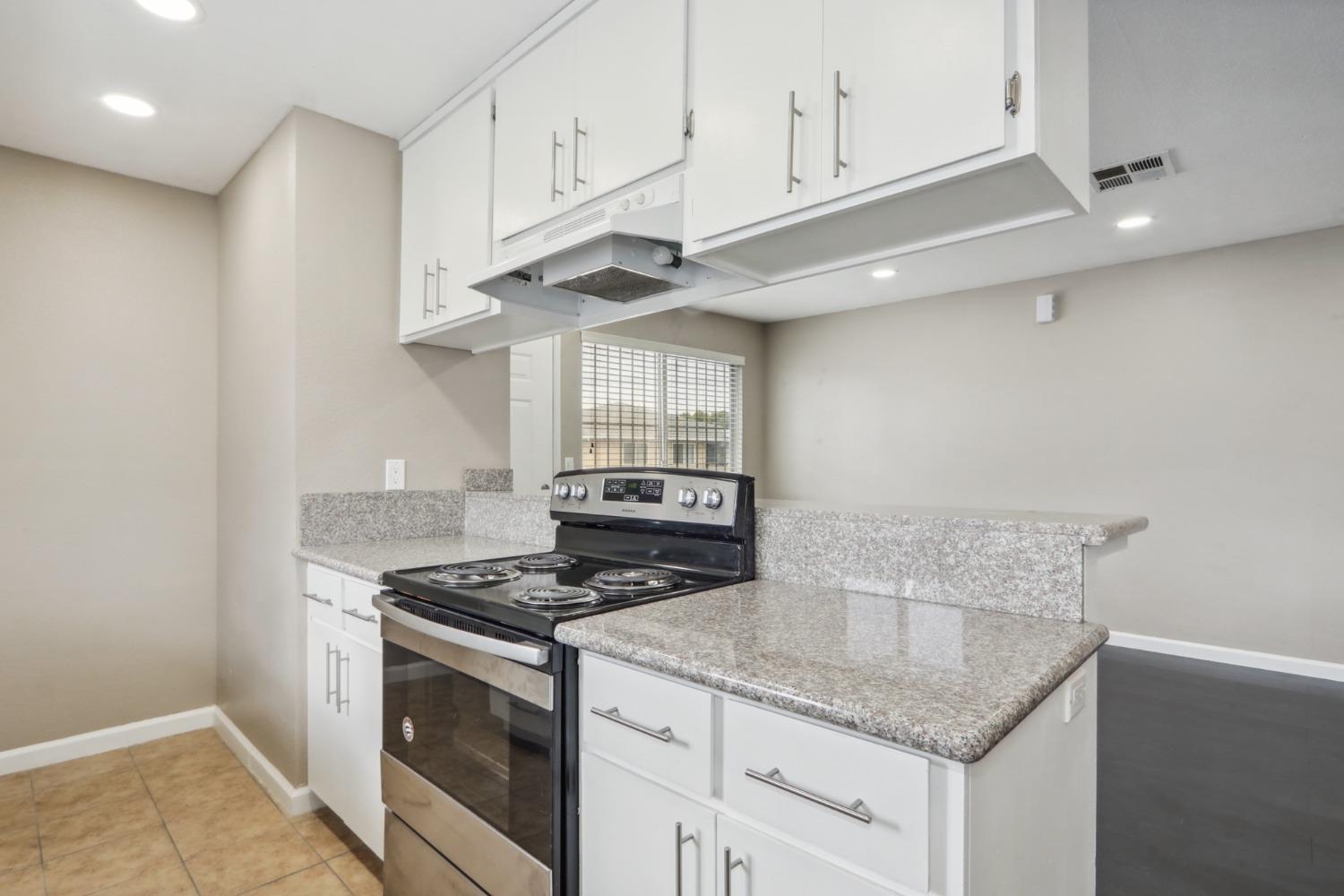 Detail Gallery Image 5 of 27 For 4415 Calandria St #4,  Stockton,  CA 95207 - 2 Beds | 1 Baths