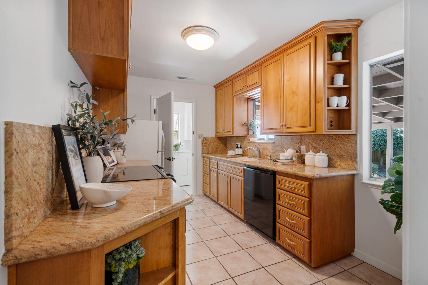 Detail Gallery Image 6 of 20 For 58 46th St, Sacramento,  CA 95819 - 3 Beds | 2 Baths