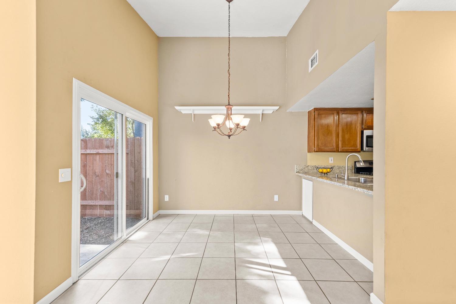 Detail Gallery Image 12 of 53 For 1236 Andalusia Dr, Sacramento,  CA 95833 - 2 Beds | 2 Baths