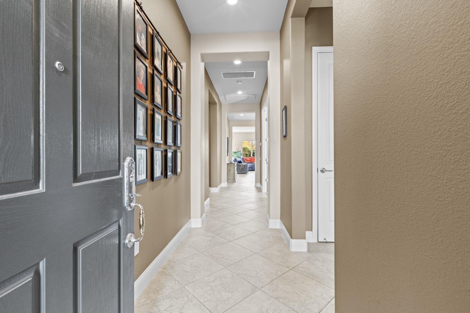 Detail Gallery Image 3 of 38 For 2136 Land End Loop, Roseville,  CA 95747 - 3 Beds | 2 Baths