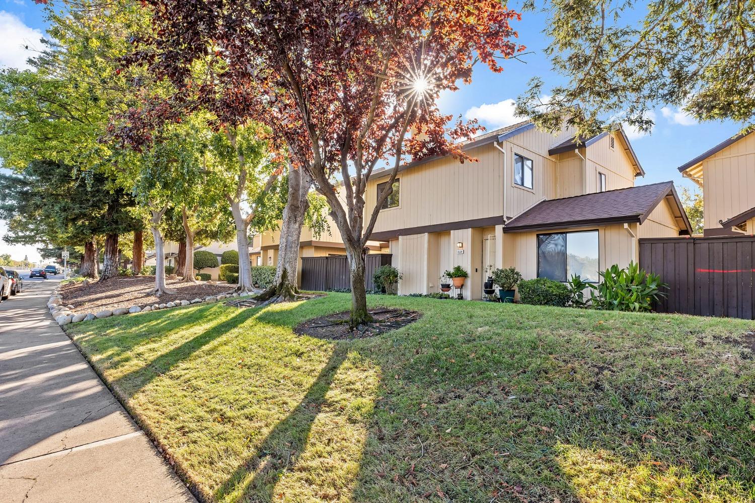 Detail Gallery Image 3 of 43 For 8529 Center Pkwy, Sacramento,  CA 95823 - 3 Beds | 2/1 Baths