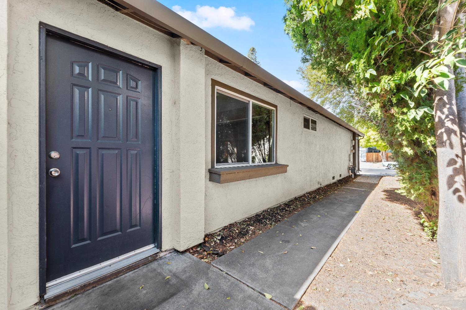 Detail Gallery Image 3 of 53 For 1236 Andalusia Dr, Sacramento,  CA 95833 - 2 Beds | 2 Baths