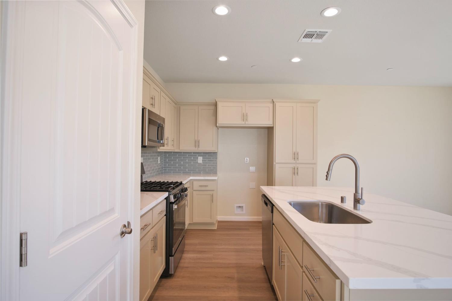 Detail Gallery Image 7 of 25 For 3909 Enchantment Ln, Turlock,  CA 95382 - 3 Beds | 2/1 Baths