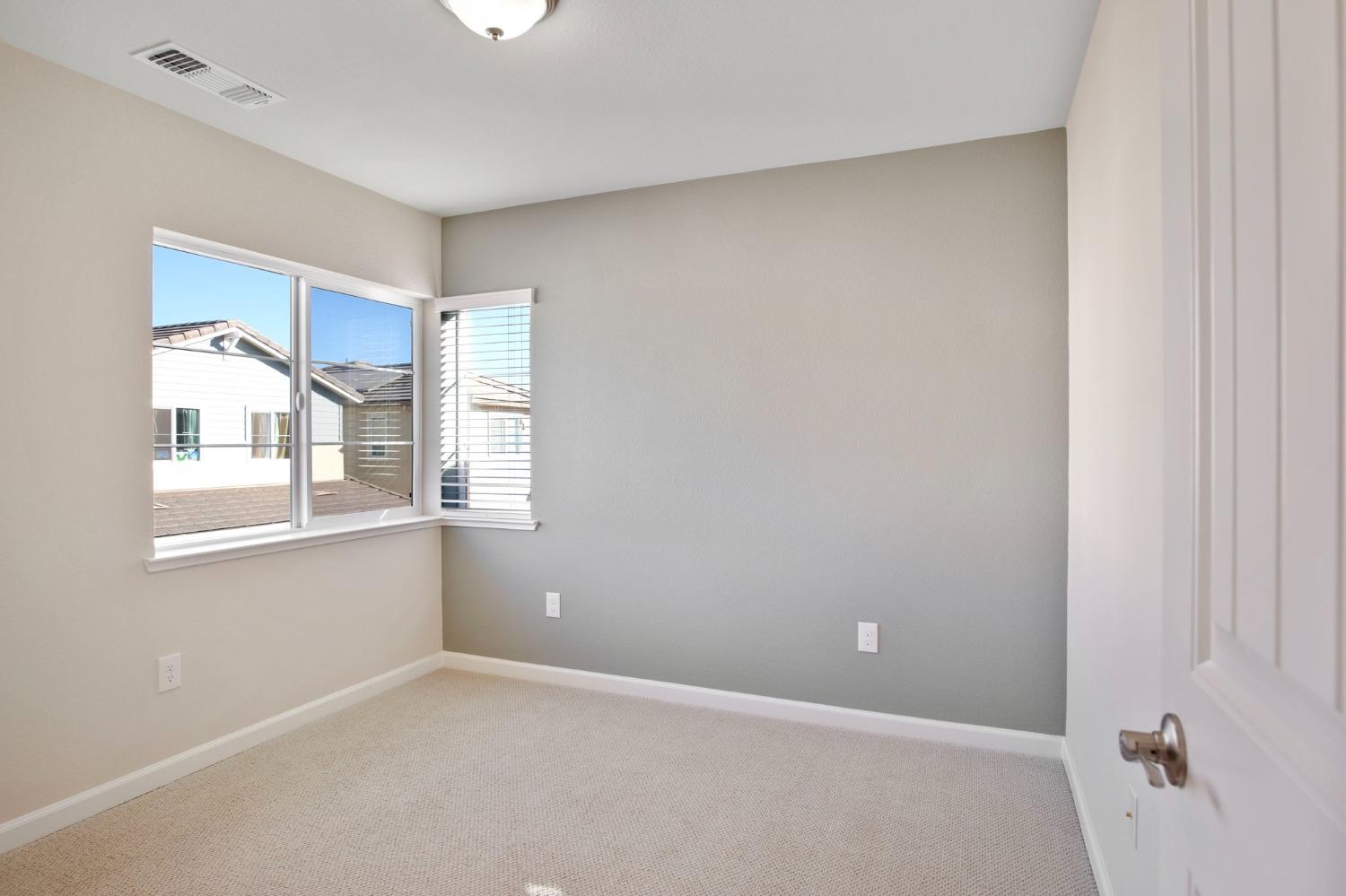 Detail Gallery Image 14 of 25 For 3909 Enchantment Ln, Turlock,  CA 95382 - 3 Beds | 2/1 Baths