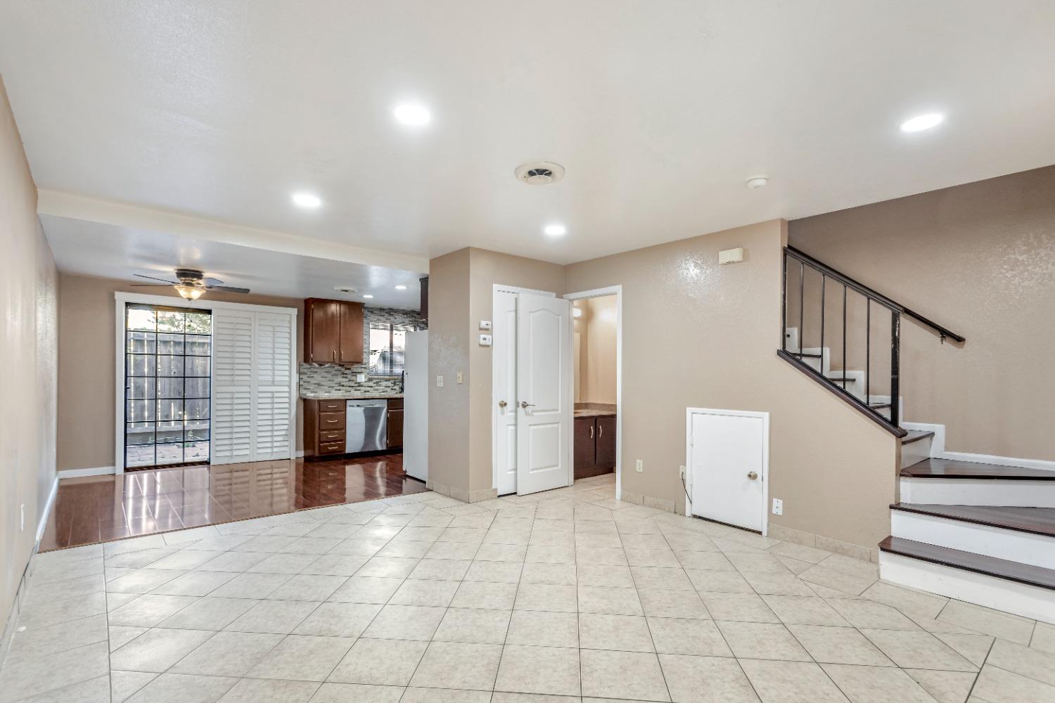 Detail Gallery Image 5 of 56 For 801 Nash #D5,  Hollister,  CA 95023 - 3 Beds | 1/1 Baths