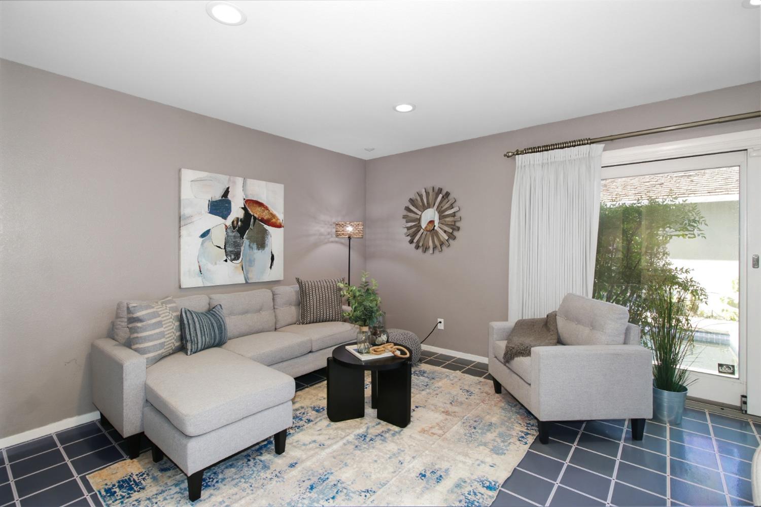 Detail Gallery Image 15 of 55 For 63 Lakeshore Cir, Sacramento,  CA 95831 - 3 Beds | 2/1 Baths