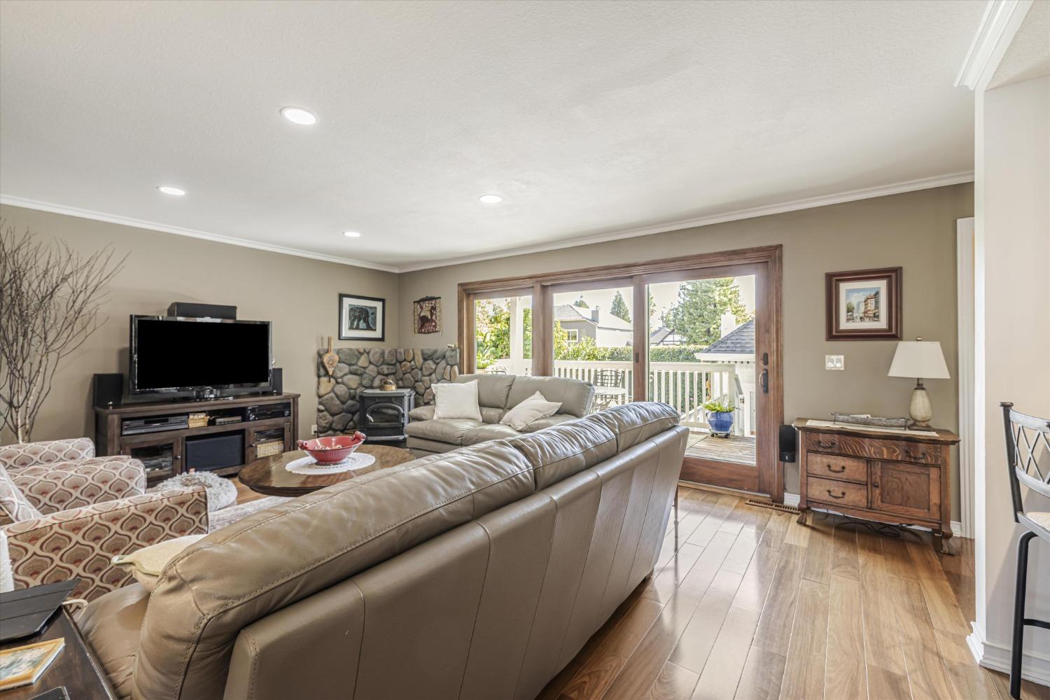 Detail Gallery Image 11 of 39 For 7900 Meadowridge Ct, Fair Oaks,  CA 95628 - 4 Beds | 2/1 Baths