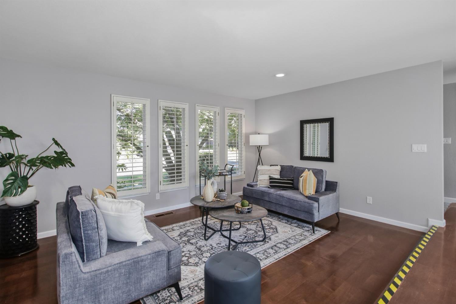 Detail Gallery Image 8 of 55 For 63 Lakeshore Cir, Sacramento,  CA 95831 - 3 Beds | 2/1 Baths