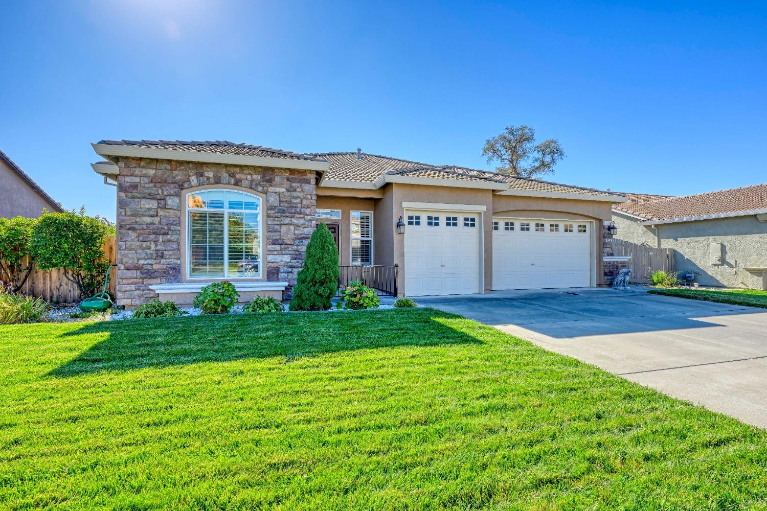 Detail Gallery Image 3 of 46 For 4302 Lakebreeze Dr, Rocklin,  CA 95677 - 5 Beds | 3 Baths