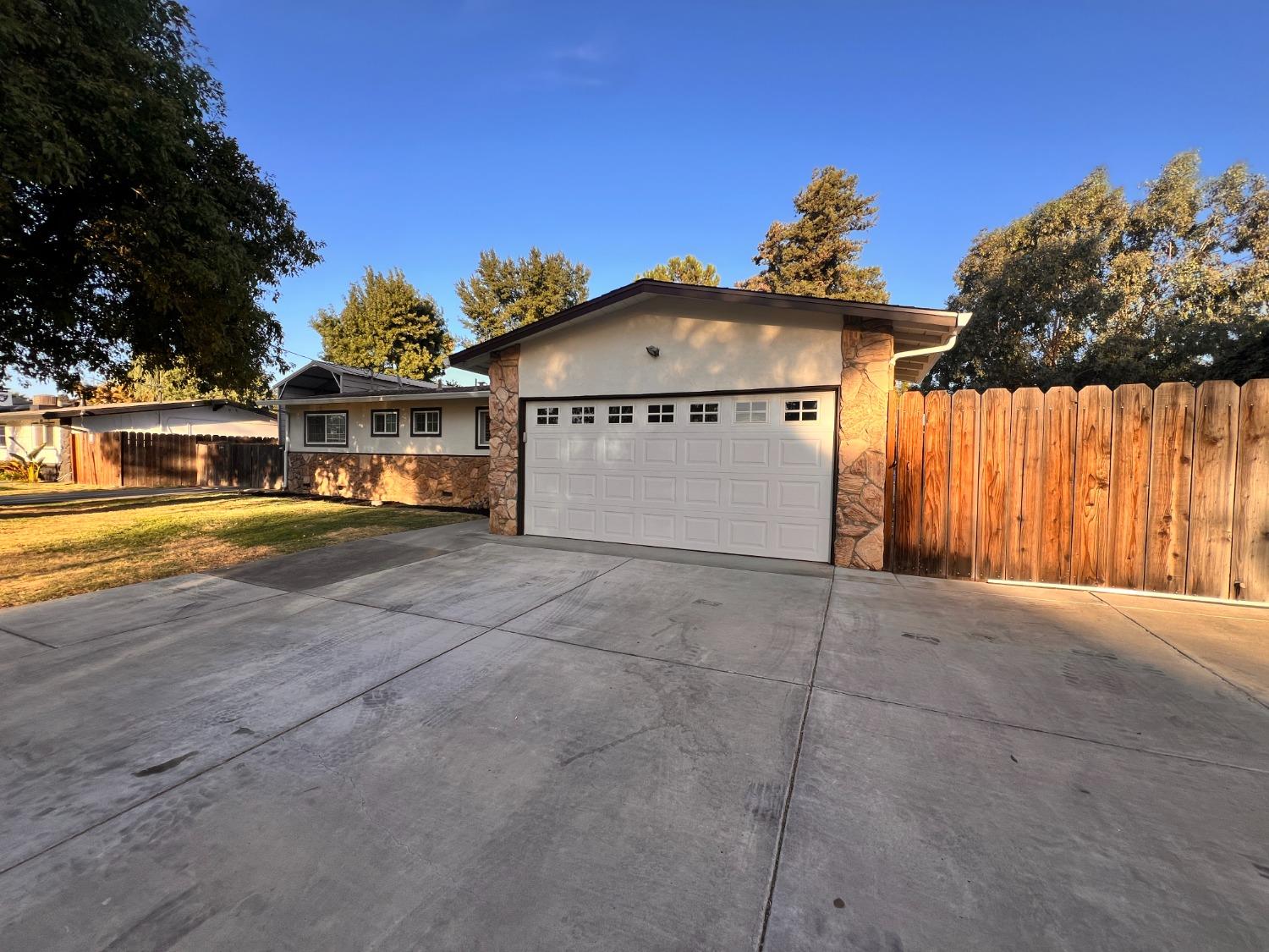 Detail Gallery Image 3 of 21 For 550 Curry Ave, Modesto,  CA 95354 - 4 Beds | 3 Baths