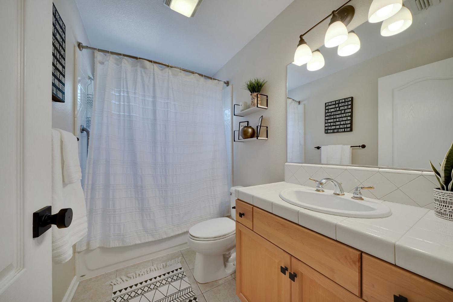 Detail Gallery Image 22 of 34 For 1055 Diamante Robles Ct, Diamond Springs,  CA 95619 - 3 Beds | 2/1 Baths