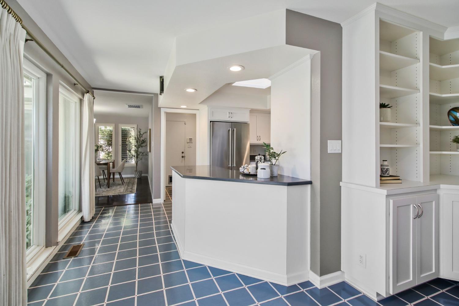 Detail Gallery Image 19 of 55 For 63 Lakeshore Cir, Sacramento,  CA 95831 - 3 Beds | 2/1 Baths