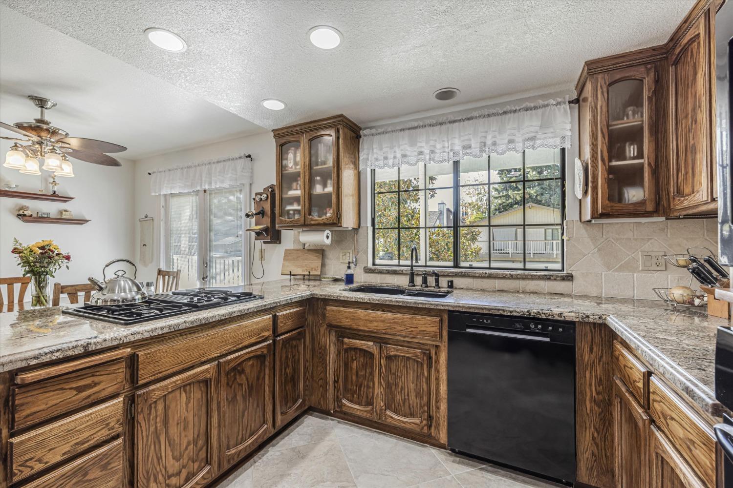 Detail Gallery Image 15 of 39 For 7900 Meadowridge Ct, Fair Oaks,  CA 95628 - 4 Beds | 2/1 Baths